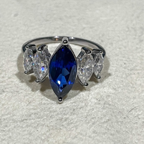 2.36ct Marquise Sapphire & 1.6ct Moissanite Ring - Picture 3 of 6